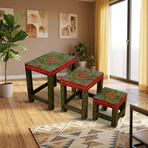 Ensemble de 3 tabourets gigognes en bois peints à la main, design traditionnel, motif vert et rouge, meubles de salon, ensemble d'ottomans faits à la main - Product Image 1