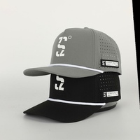 Gorras de golf impermeables de poliéster con logo de goma personalizado para hombre, con orificios cortados a láser, gorras de 5 paneles con cuerda, al por mayor