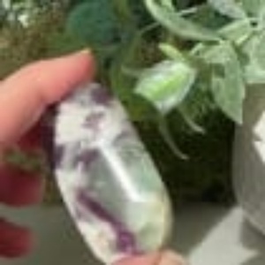 Piedra de Palma de Fluorita con Plumas Arcoíris, Cristal Calmante para la Concentración y Claridad, Piedra de Bolsillo para Meditación - Product Image 3