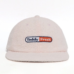 Servizio OEM/ODM, Cappello Snapback Invernale a 6 Pannelli con Visiera Piatta per Donna, Design Personalizzabile con Logo Ricamato su Tessuto in Spugna - Product Image 2