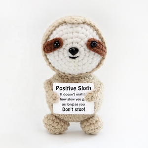Figurines en fil crocheté à la main : petit chien jaune, paresseux, panda tenant un bambou et hamster mignon – Poupées décoratives festives - Product Image 3
