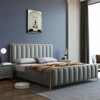 Lit king size en cuir de style italien luxueux, tête de lit capitonnée de haute qualité, cadre en bois, chambre à coucher moderne de style villa