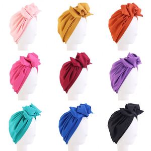 Turban à fleurs plissées de couleur unie en tissu élastique à la mode pour femmes - Product Image 2