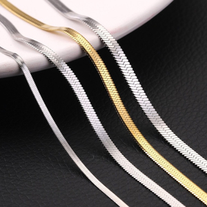 Collana a spina di pesce placcato in <span class=keywords><strong>oro</strong></span> placcato <span class=keywords><strong>oro</strong></span> 18k <span class=keywords><strong>girocollo</strong></span> in acciaio inossidabile impermeabile senza appannamento catena a spina di pesce per le donne - Product Image 1