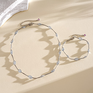 Collar de Aleación Plateada para Mujer con Colgante de Hojas de Circonia Cúbica Verde, Joyería Romántica para Uso Diario - Product Image 4