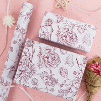 Papier d'emballage floral à motifs linéaires bordeaux, imprimé de fleurs vintage pour des cadeaux élégants