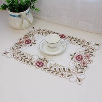 Nappe de table classique européenne Ychon en gros, chemin de table brodé ajouré pour la décoration de table de mariage et de fête