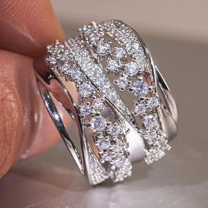 T0913 Anello di Lusso da Donna in Oro Bianco con Diamante Taglio Brillante Rotondo Colore G Naturale Gioiello di Fidanzamento - Product Image 1