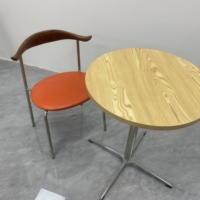 Chaise en bois de style nordique du milieu du siècle, d'inspiration rétro pour la salle à manger, les cafés et les espaces de travail