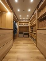 Système de dressing modulaire moderne sur mesure en bois grainé avec éclairage LED intégré pour chambre principale de villa