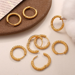 Boucles d'oreilles créoles dorées à texture gaufrée, design minimaliste, bijoux de mode pour femmes - Product Image 1