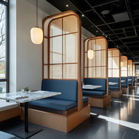 Ensemble de banquettes de restaurant commercial modernes et élégantes, bleu marine, avec rembourrage doux en tissu, structure en bois et table à manger en marbre