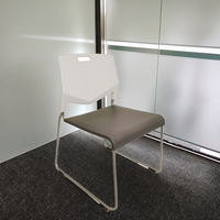 Chaise de conférence ergonomique moderne empilable pour l'école, la maison, le bureau, l'hôtel, le salon - Sortie d'usine en gros de Foshan