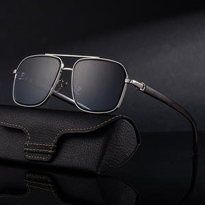 แว่นกันแดดทรงสี่เหลี่ยมแบบสั่งทำพิเศษสำหรับผู้ชาย ป้องกันรังสียูวี 400 เลนส์พีซีแบบเต็มกรอบ สีดำ ขาแว่นลายไม้เทียมสไตล์เรโทร - Product Image 5