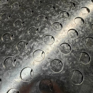 Grille de couloir industrielle en acier non allié perforé, finition anodisée, durable, résistante à l'eau et à la corrosion - Product Image 5