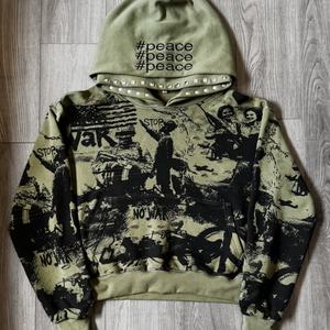 เสื้อฮู้ดดี้ทรงบ็อกซี่ แขนยาวแบบดรอปโชว์เดอร์ ผ้าฝรั่งเศสเทอร์รี่ 500 กรัม ผ้าคอตตอน น้ำหนักมาก พิมพ์ลายกราฟิกดิจิทัลทั้งตัว  สำหรับผู้ชาย - Product Image 1