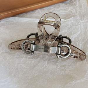 Nouveauté : Grandes pinces à cheveux de créateur pour femme en métal et acrylique, style mode - Product Image 3