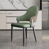 Chaise de salle à manger en cuir de style italien, luxe léger, moderne et minimaliste, idéale pour la maison, l'hôtel, les petits appartements et les salles à manger.