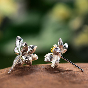 Orecchini a Perno Bicolore con Design Floreale a Camelia per Donne, Accessori per Orecchie da Indossare Quotidianamente - Product Image 6