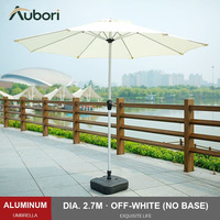 Grandes parasols de jardin avec tissu résistant à l'eau et design écologique, livrés sans base, pour une utilisation moderne sur la terrasse des villas.