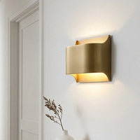 Applique murale LED moderne en cuivre doré pour couloir, style postmoderne, pour hôtel, salon, chambre à coucher, éclairage d'ambiance en laiton
