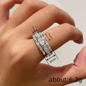 Set di Tre Anelli Impilabili Scintillanti per Donne, Gioielli Eleganti e Versatili per l'Uso Quotidiano - Product Image 4