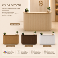 Bureau d'accueil en MDF rainuré courbé couleur bois naturel, sur mesure, pour salon de beauté, spa de massage, studio de yoga