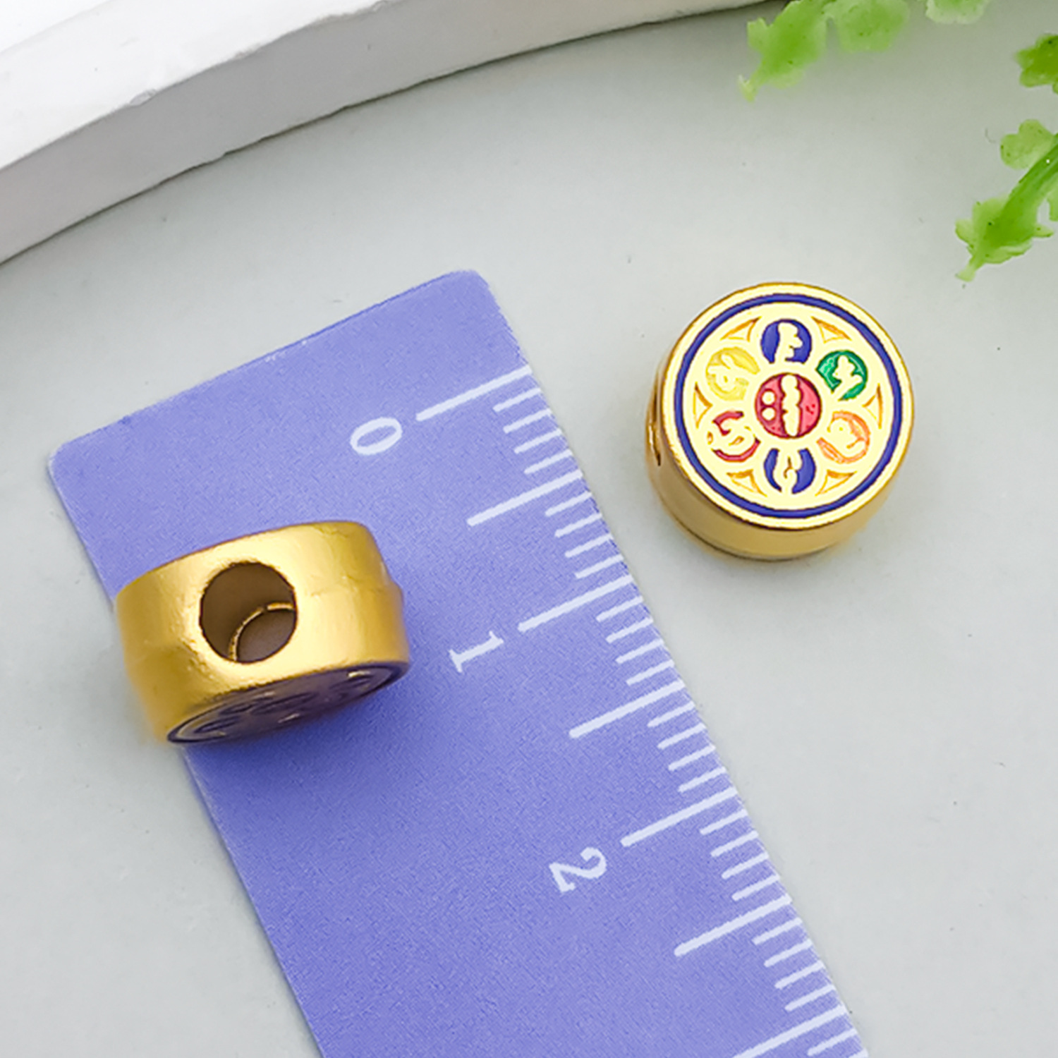 Gold Round 11x11mm Hole 4mm 2.7g-22500