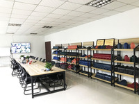 Fabricant de panneaux de plafond en PVC de haute qualité en vente en gros Tuile de plafond jaune blanc pour l'extérieur de la maison industrielle