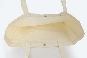 Bolsa de compras reutilizable de lona, muy vendida, con el logotipo de una marca de bolsas de compras impreso en ella. - Product Image 4