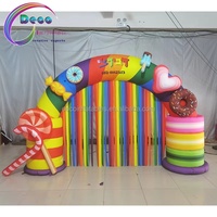 Arche gonflable sur le thème des bonbons avec décorations sucettes, beignets et cœurs pour événements et expositions