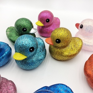 Juguete de baño de bebé listo para ducha suave con logotipo personalizable de pato con lentejuelas flotantes en polvo de vinilo dorado de 10cm <span class=keywords><strong>al</strong></span> por mayor para niños pequeños de goma - Product Image 6