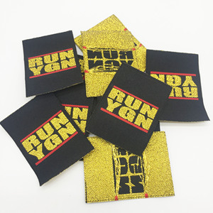 Fabricante personalizado respetuoso con el medio ambiente Damasco de alta densidad hilo de oro tejido extremo doblar etiquetas de ropa con <span class=keywords><strong>material</strong></span> reciclado - Product Image 1