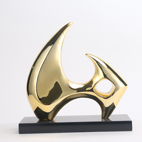 Sculpture abstraite de poisson en résine et marbre plaqué or, ornement d'art moderne avec base noire, fabriquée à la main pour la décoration de la maison/du bureau/de l'hôtel