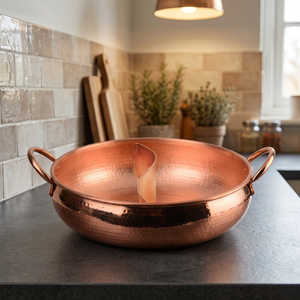Plateau de rangement rond en cuivre fait main, style rustique, pour la décoration de cuisine, utilisation sur table intérieure, Metaledge, toutes saisons - Product Image 1