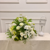 Lettres florales artificielles blanches et vertes pour le sol, décoration élégante pour les mariages et les fêtes.