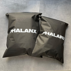 Sacs à fermeture éclair noirs avec logo personnalisé et impression blanche - Sacs en polyéthylène pour vêtements de sport et streetwear, fournitures d'emballage pour petites entreprises - Product Image 4