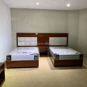 Ensemble de chambre d'hôtel moderne et classique : Lits jumeaux simples avec cadre et matelas, tête de lit en bois, table de chevet pour hôtel commercial 3 étoiles - Product Image 1