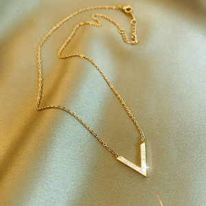 Mode Lettre <span class=keywords><strong>V</strong></span> Femmes <span class=keywords><strong>Collier</strong></span> Lumière De Luxe Style Minimaliste <span class=keywords><strong>Collier</strong></span> Femmes Zircon Étanche Colliers - Product Image 5