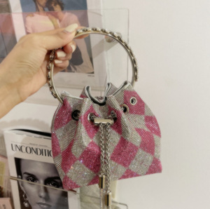 Bolso de Mano 2026 con Adornos de Diamantes, Bolso con Incrustaciones de Diamantes, Totalmente Cubierto de Diamantes, Moderno y Elegante, Pequeño y Cuadrado, para Mujer - Product Image 3
