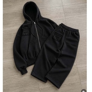 Ensemble streetwear 2 pièces pour homme avec logo personnalisé : sweat à capuche court zippé et pantalon de survêtement oversize à épaules tombantes et jambes larges - Product Image 2