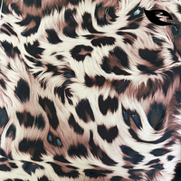 Tissu imprimé marbré monochrome tendance pour robe femme / Textile haute couture à effet encre