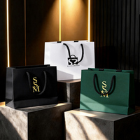 Sac de beauté vertical en papier spécial lin fin noir avec monogramme, logo SSM superposé en serif doré et poignée en cordon tressé