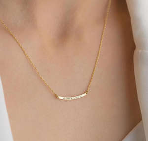 שרשרת מפלדת אל-חלד עמידה בפני כתמים, עם תליון מותאם אישית בצורת מוט מעוקל, עם אפשרות לחריטה של מילים, שם, קואורדינטות ותאריך. - Product Image 2