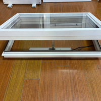 Véranda en alliage d'aluminium pour balcon, isolante thermiquement, translucide, avec toit ouvrant électrique à lamelles transparentes.