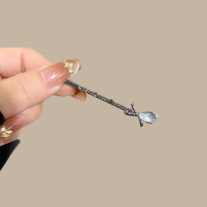 Cheveux courts à la mode, style goutte d'eau, avec une raie sur le côté et des pinces <span class=keywords><strong>pour</strong></span> un <span class=keywords><strong>chignon</strong></span> latéral - Product Image 3