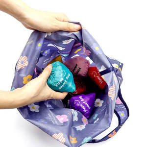 Vente en gros d'usine sac d'épicerie pliable en polyester recyclé fraise dessin animé logo personnalisé pour la promotion - Product Image 4