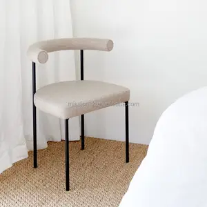 Подушка из пенопласта, обеденный стул с металлическим каркасом