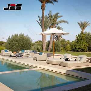 Chaise longue d'extérieur à cadre en osier avec coussins pour la relaxation au bord de la piscine - Product Image 4