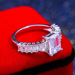 Anello Minimalista Quadrato alla Moda, Elegante Gioiello da Donna - Product Image 5